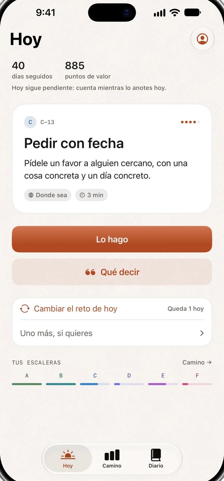 DayDare en iPhone: la pantalla Hoy con un reto, un botón para empezarlo y otro con las palabras para decirlo.